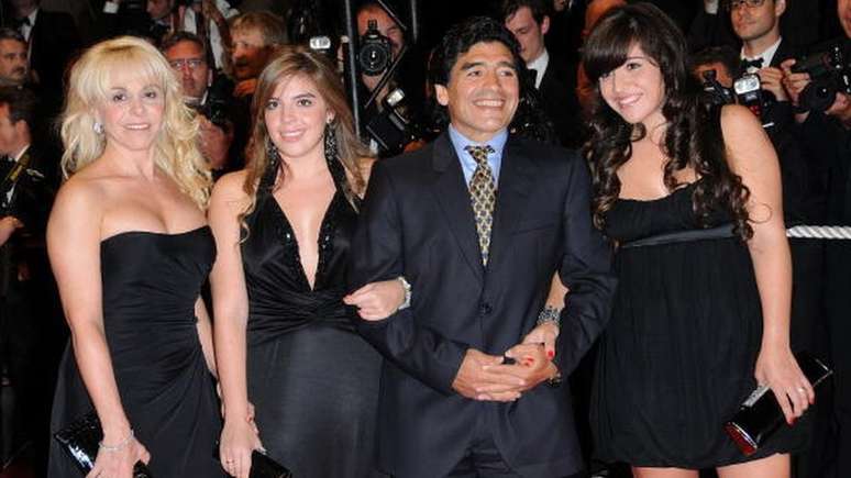 Maradona com a ex-esposa Claudia Villafañe e suas filhas
