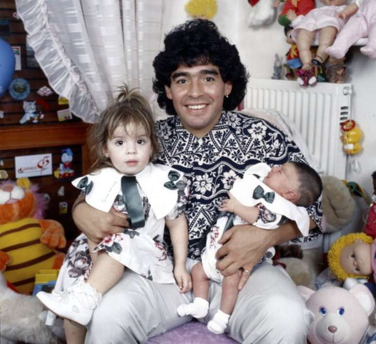 Maradona com Dalma e Gianinna, fruto do casamento com Claudia Villafañe