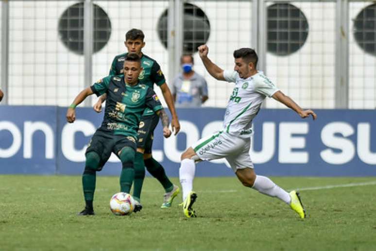 O duelo entre Coelho e Chape foi digno dos dois melhores time da Série B, com muitas alternativas táticas e busca pelo gol-(Mourão Panda/América-MG)