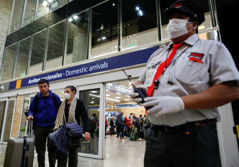 Pessoas com máscaras no aeroporto de Jorge Newbery, em Buenos Aires
20/03/2020 REUTERS/Agustín Marcarián