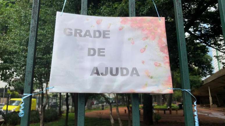 Moradores de rua da pra&ccedil;a 14 Bis, centro de S&atilde;o Paulo, pedem doa&ccedil;&otilde;es a pedestres