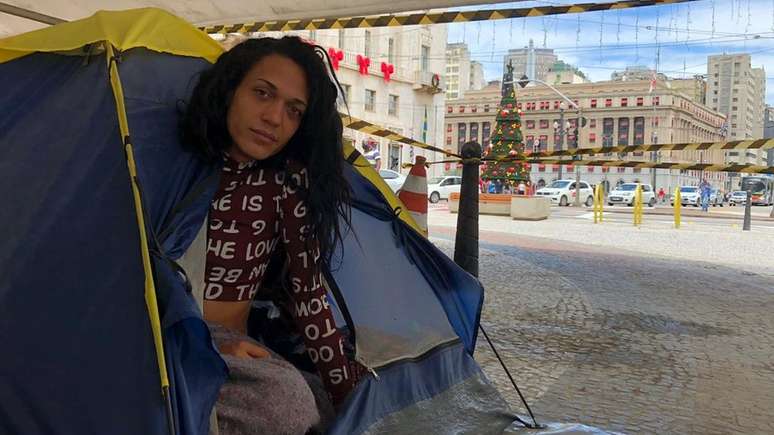 Sem dinheiro ou oportunidade de trabalho, Samara Lohanny foi morar na pra&ccedil;a do Patriarca h&aacute; cerca de um m&ecirc;s