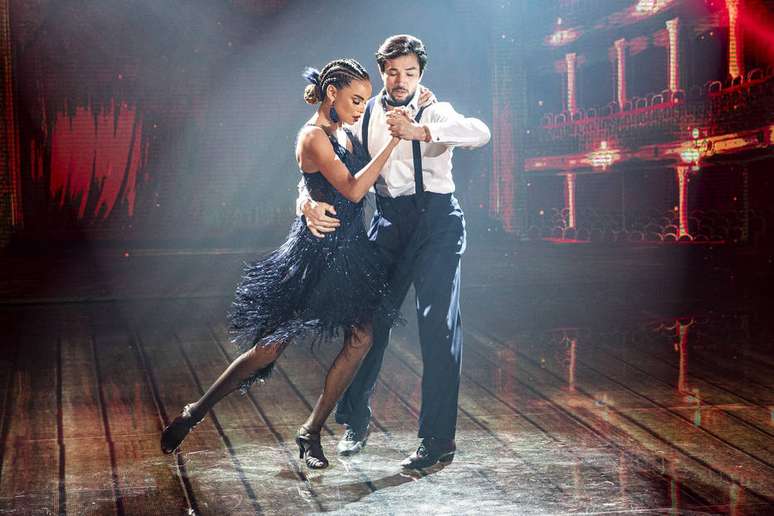 A atriz Lucy Ramos e o professor Reginaldo Sama dan&ccedil;ando o tango&nbsp;'Por Una Cabeza' na final da 'Dan&ccedil;a dos Famosos 2020'.