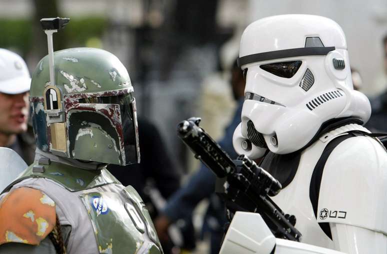 Fãs com trajes de Boba Fett (à esquerda) e de um stormtrooper aguardam estreia de filme da saga "Star Wars", em Londres
14/05/2002
REUTERS