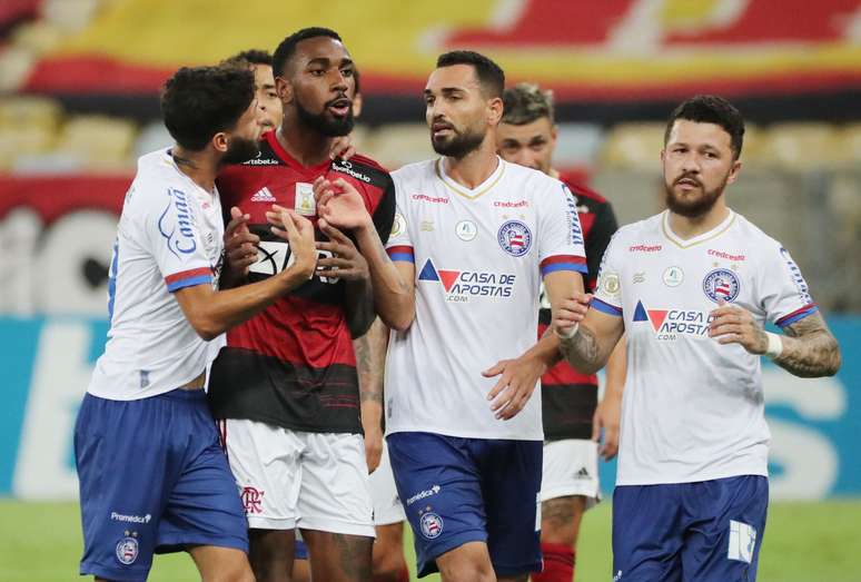 Meia Gerson, do Flamengo, cercado por jogadores do Bahia
20/12/2020
 REUTERS/Sergio Moraes