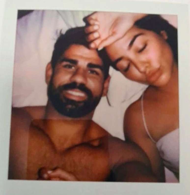 Diego Costa surge em foto sem camisa com mulher (Reprodução)