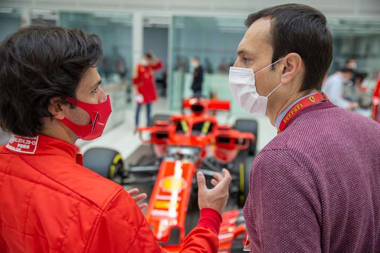 Carlos Sainz chega à Ferrari aos 26 anos e tenta se familiarizar com os membros da Scuderia.