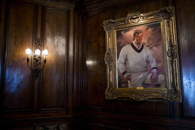A parede onde está um retrato a óleo de Donald Trump, pintado na década de 1980, virou cenário para selfies de hóspedes