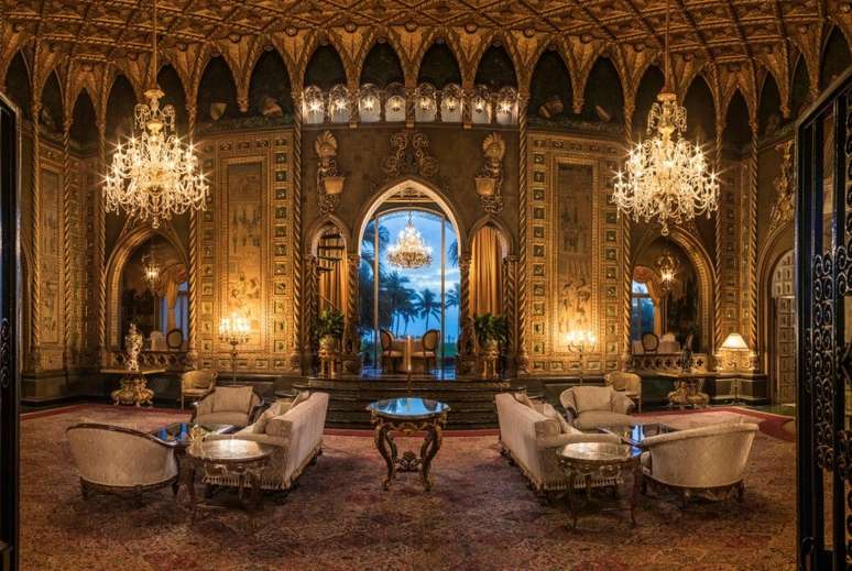 A suntuosidade kitsch agrada ao perfil médio dos hóspedes milionários de Mar-a-Lago