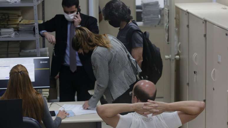 O empres&aacute;rio Rafael Alves (de costas, de branco) &eacute; apontado como operador do esquema de pagamento de propina da Prefeitura do Rio de Janeiro