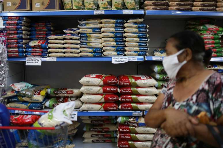 Consumidora faz compras em supermercado do Rio de Janeiro
10/09/2020
REUTERS/Pilar Olivares