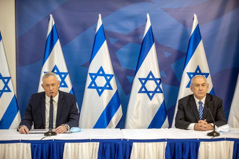 Benjamin Netanyahu e Benny Gantz durante pronunciamento em Tel Aviv
27/07/2020 Tal Shahar/Pool via REUTERS