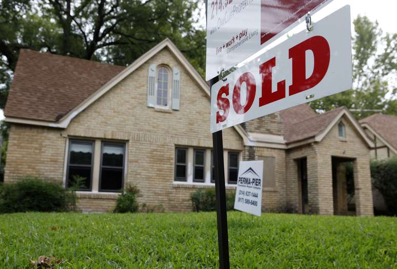 Placa de "Vendido" em frente a uma casa em Dallas, Texas (EUA)
24/09/2009
REUTERS/Jessica Rinaldi