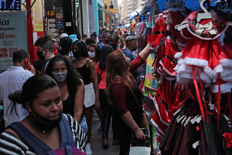 Pessoas se aglomeram em rua de com&eacute;rcio popular em S&atilde;o Paulo
21/12/2020
REUTERS/Amanda Perobelli