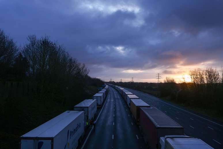 Caminhões parados em rodovia no Reino Unido
22/12/2020
REUTERS/Simon Dawson