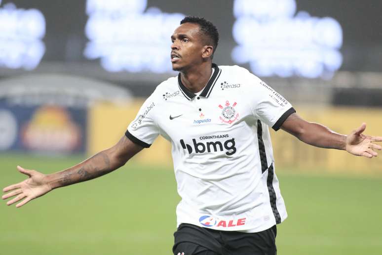 Jô fez o gol da vitória contra o Goiás