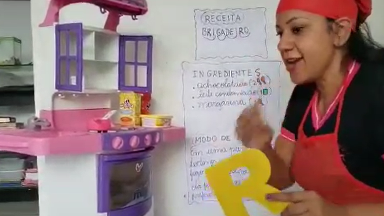 Professora da Escola Waldir Garcia durante aula online; assim como em muitas escolas pelo pa&iacute;s, educadores reinventaram forma de transmitir conte&uacute;do aos alunos