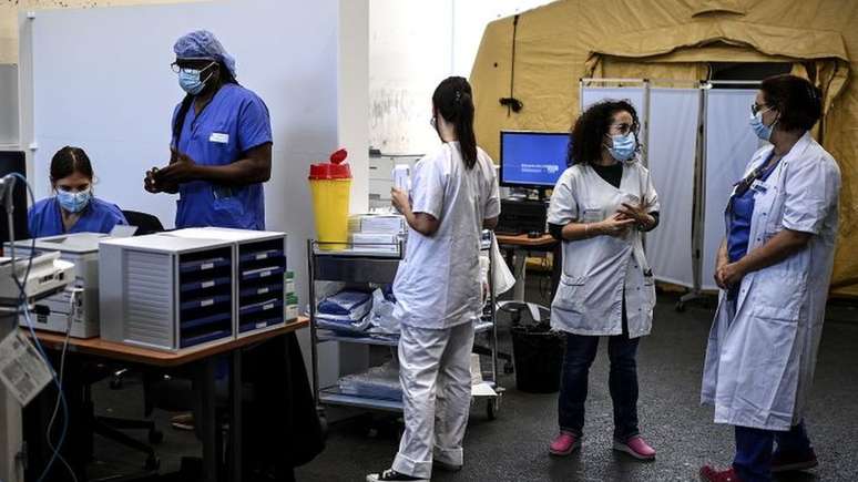 Profissionais de saúde durante a pandemia de coronavírus em Paris; imigrantes que trabalharam na linha de frente vão receber cidadania com maior celeridade