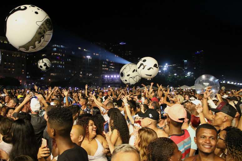 Movimentação durante show da vidara do Reveillon 2020 na praia de Copacabana, Rio de Janeiro 