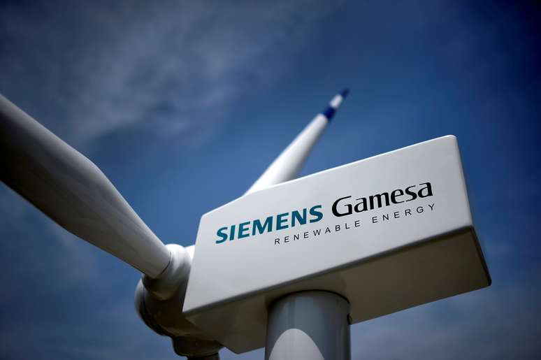 Turbina e&oacute;lica com logo da fabricante Siemens Gamesa exibida durante encontro anual de investidores da empresa na Espanha REUTERS/Vincent West