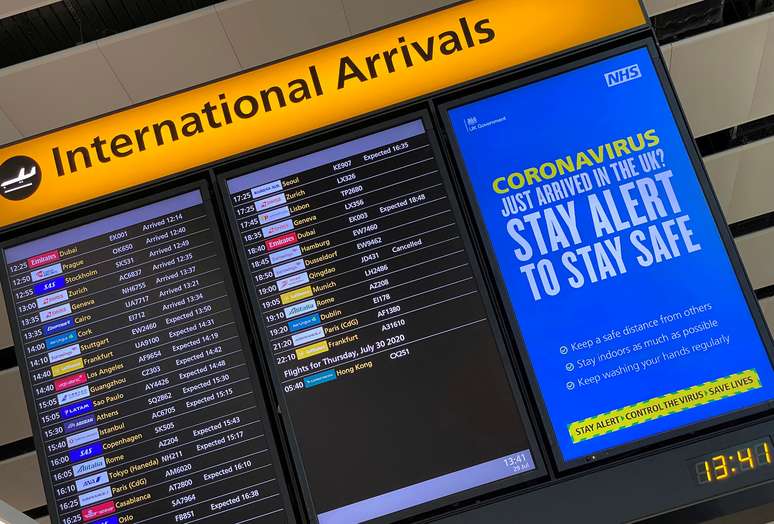 Alerta sobre Covid em painel de voos no aeroporto de Heathrow, em Londres
29/07/2020
REUTERS/Toby Melville/File Photo