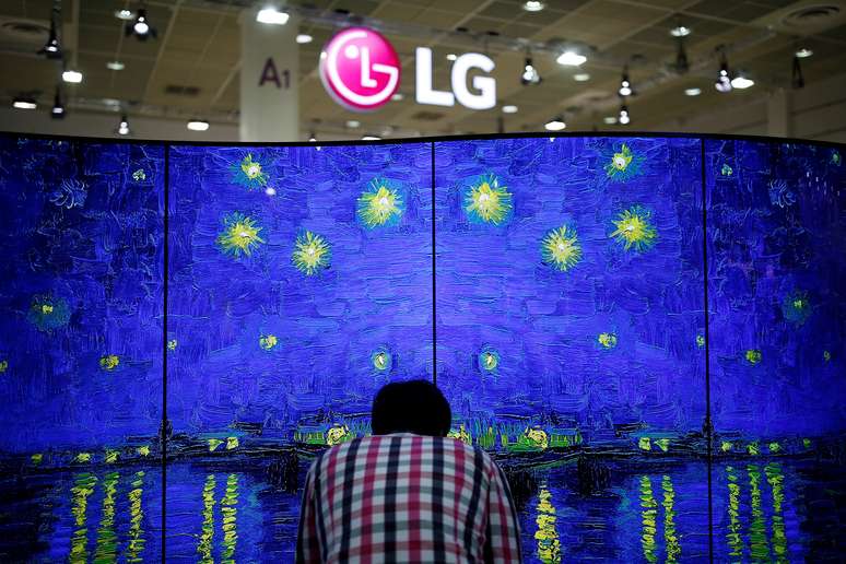 Homem observa produto da LG Electronics durante evento em Seul. 27/10/2016.  REUTERS/Kim Hong-Ji