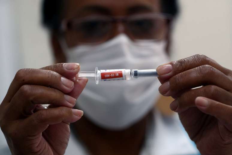Enfermeira segura dose de vacina antes de aplicá-la em voluntário em São Paulo
REUTERS/Amanda Perobelli
