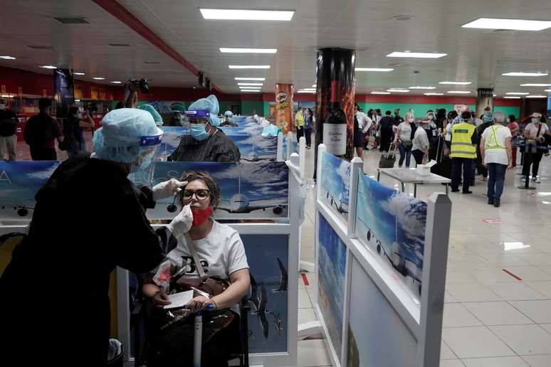 Profissional da saúde faz teste de Covid-19 em turista no aeroporto de Havana, Cuba 
15/11/2020
REUTERS/Alexandre Meneghini