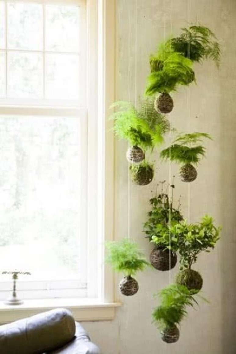 46. As kokedamas são alternativas de suporte para vaso de planta suspenso. Fonte: Pinterest