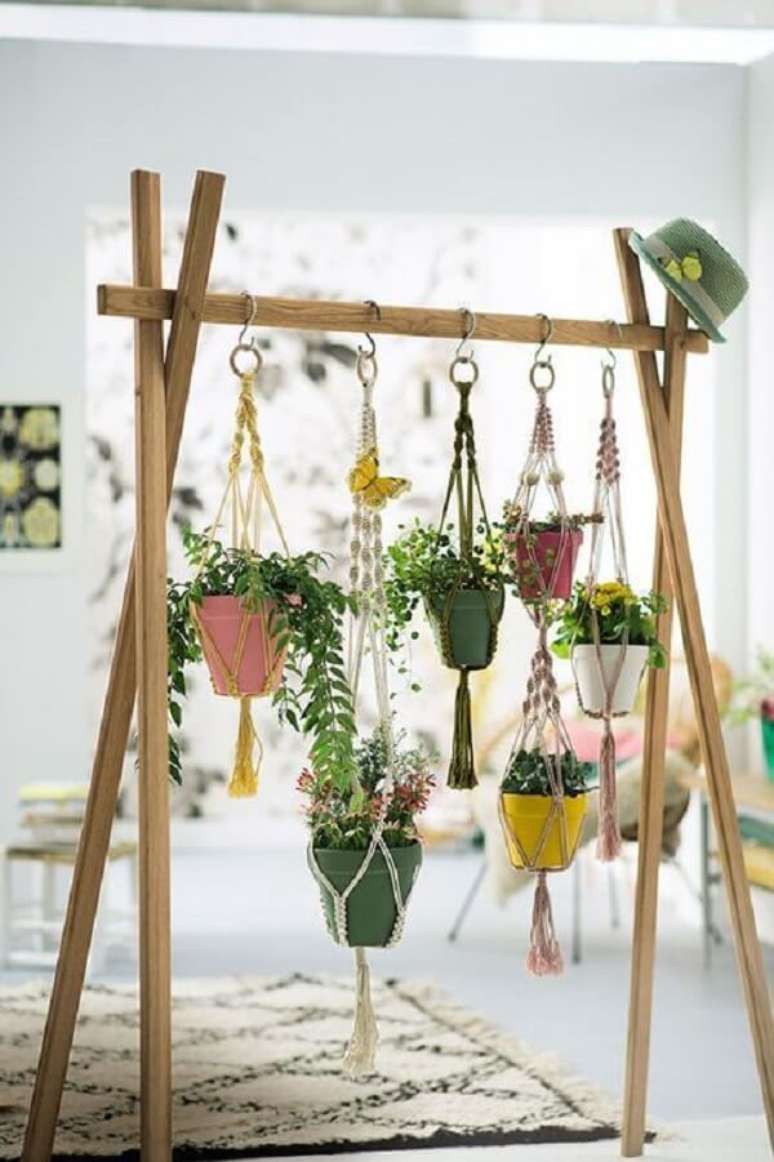 37. Estrutura criativa acomoda vasos para jardim suspenso. Fonte: Pinterest