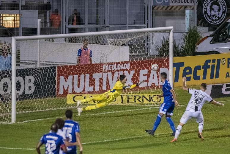  Cruzeiro leva a virada da Ponte Preta e fica perto de jogar a Série B novamente no ano do seu centenário