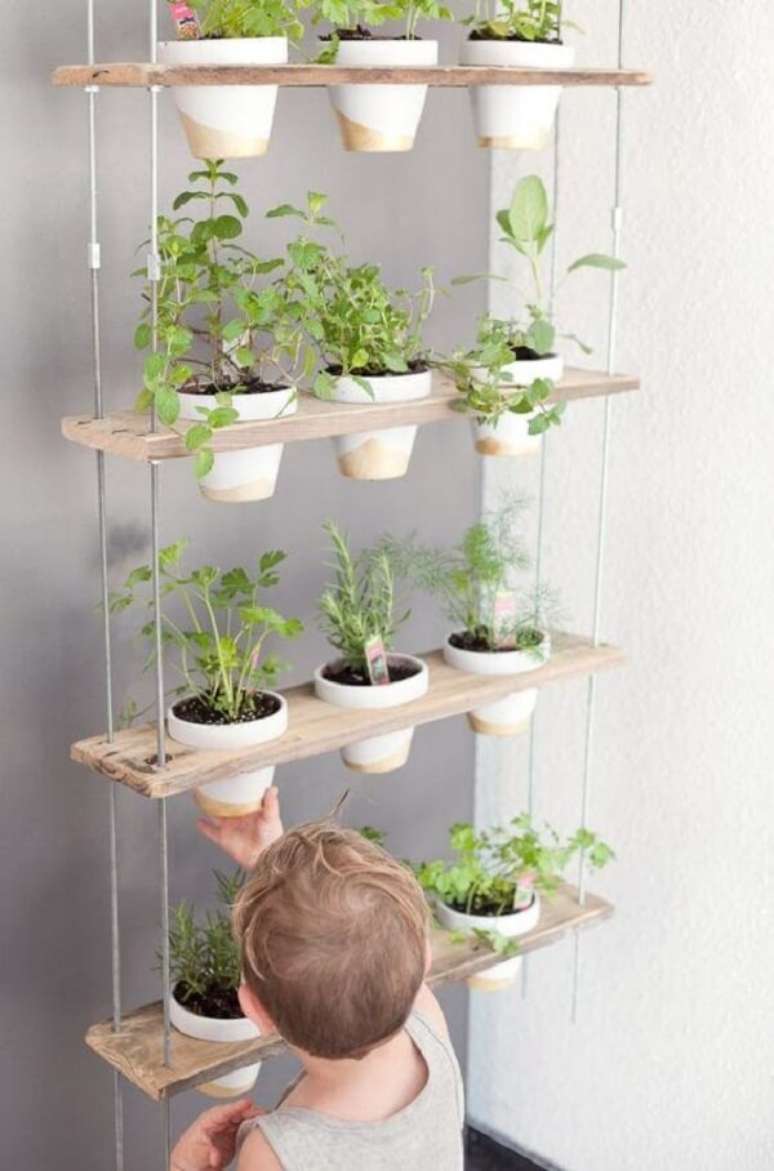 5. Incentive as crianças a cultivar temperos nos vasos para horta suspensa. Fonte: Pinterest