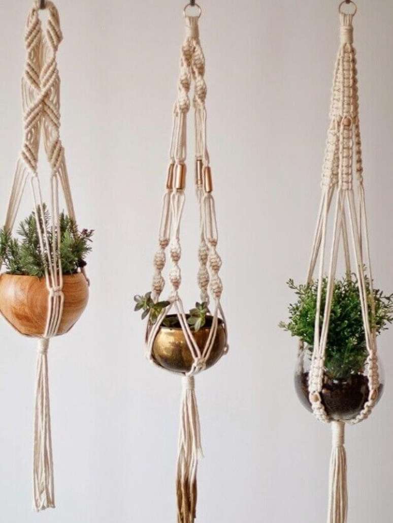 24. O suporte para vaso suspenso em macramê compõe um jardim suspenso estilo Boho. Fonte: Pinterest