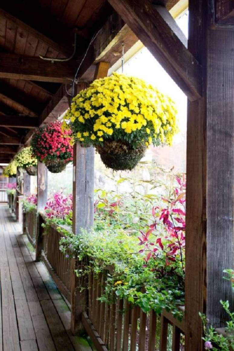 38. O terraço fica ainda mais charmoso na presença de flores para vasos suspensos. Fonte: Pinterest