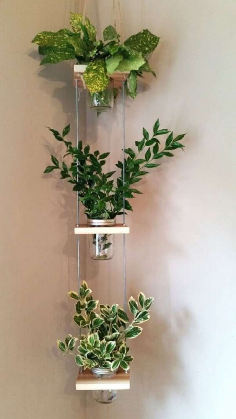 10. Planta ornamental plantada em vasos suspensos de canto. Fonte: Pinterest