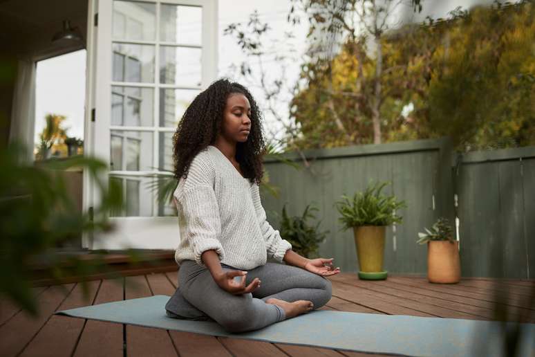 A posição adequada para meditar é a que a coluna esteja ereta e o corpo confortável