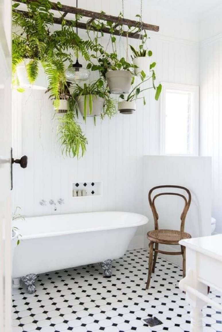 14. Se seu banheiro for iluminado a planta ornamental plantada em vasos suspensos irá crescer de forma saudável. Fonte: Pinterest