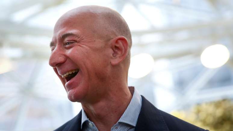 O aumento das vendas online em 2020 beneficiou a Amazon, empresa de Jeff Bezos