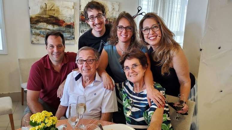 Ao centro, Aurea e Egydio; ao redor est&atilde;o os tr&ecirc;s filhos e o neto, de 23 anos. Registro foi feito em encontro em outubro de 2019