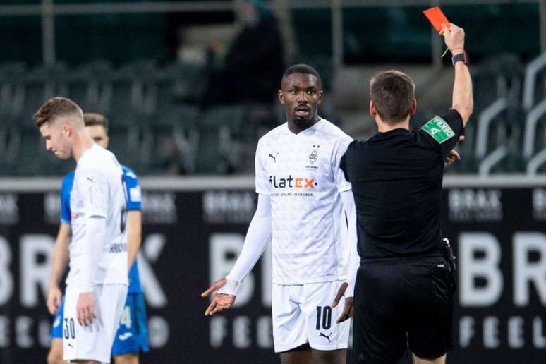 Marcus Thuram foi expulso por cuspir em Stefan Posch (Foto: MARIUS BECKER / POOL / AFP)