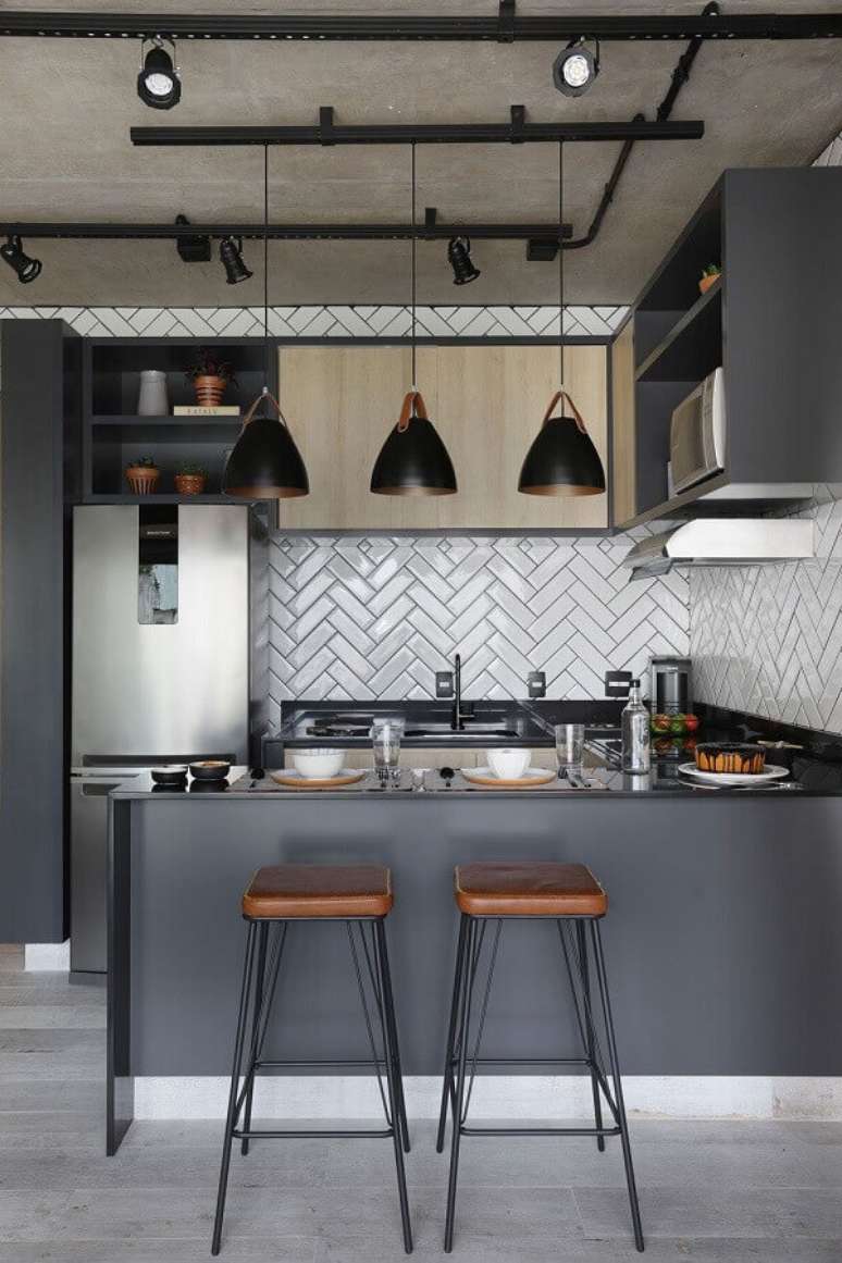 15. Cozinha moderna com estilo industrial decorada em tons de cinza com pendentes pretos – Foto: Pinterest