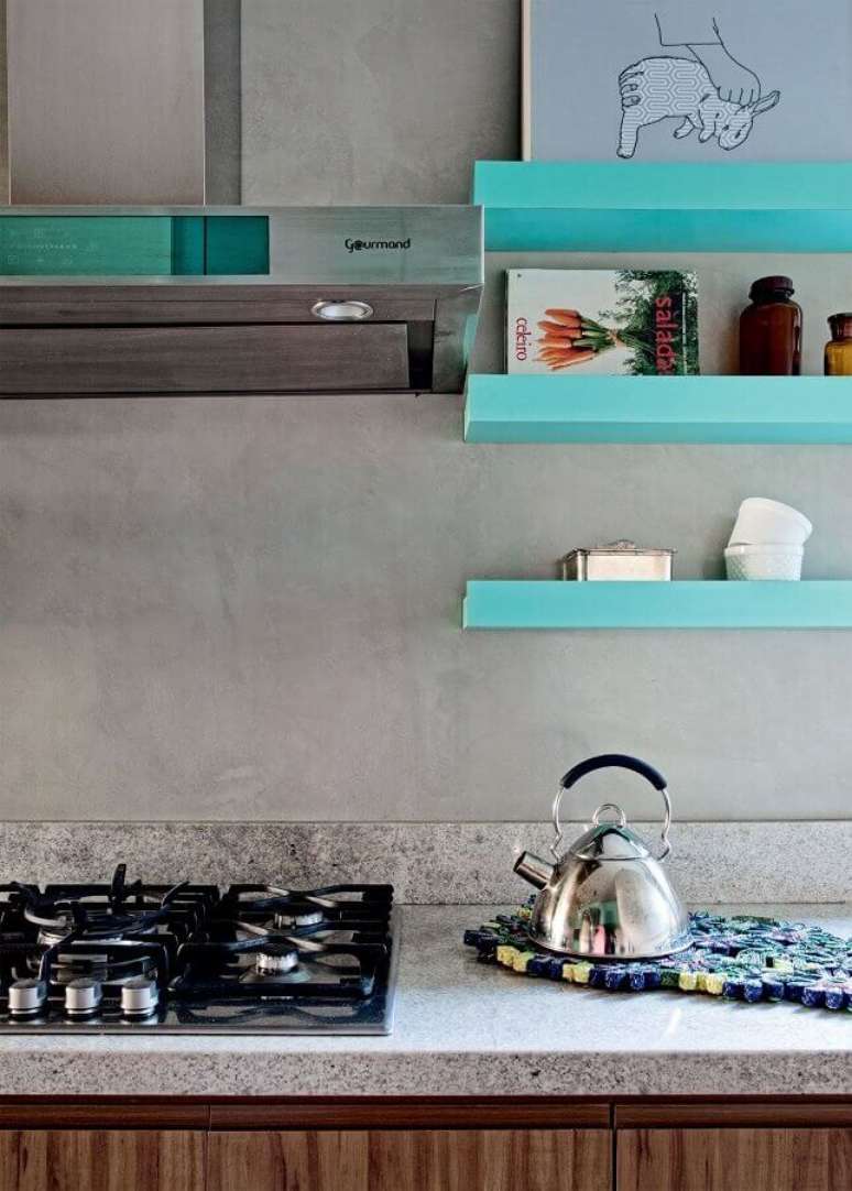 19. Prateleiras azul Tiffany para decoração de cozinha em tons de cinza para parede de cimento queimado – Foto: ArqDrops