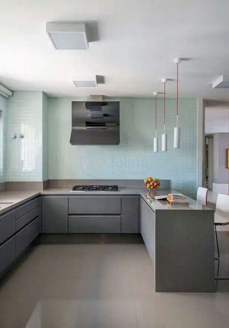 20. Revestimento azul pastel para decoração de cozinha em tons de cinza planejada – Foto: Incasa Design