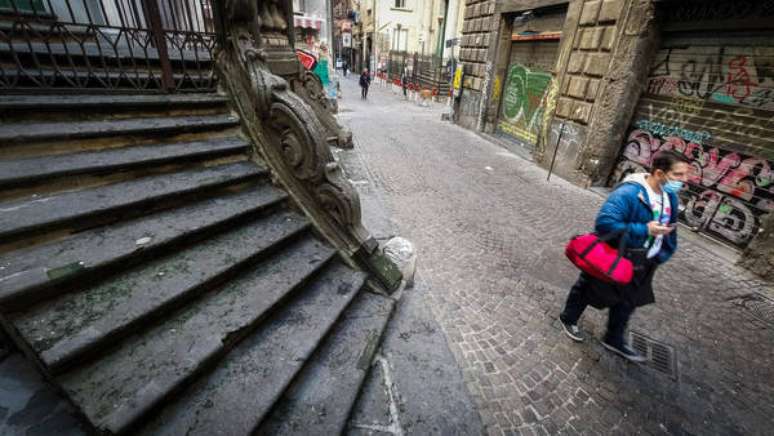 Rua de Nápoles semideserta em lockdown de Natal na Itália