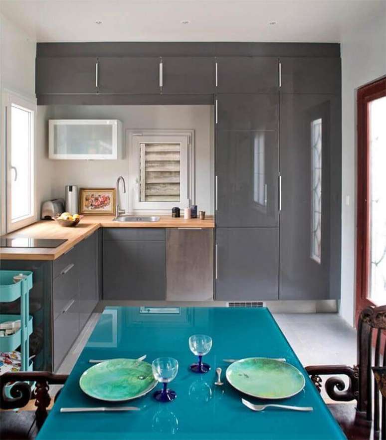 38. Mesa azul para decoração de cozinha em tons de cinza com bancada de madeira – Foto: Home Fashion Trend