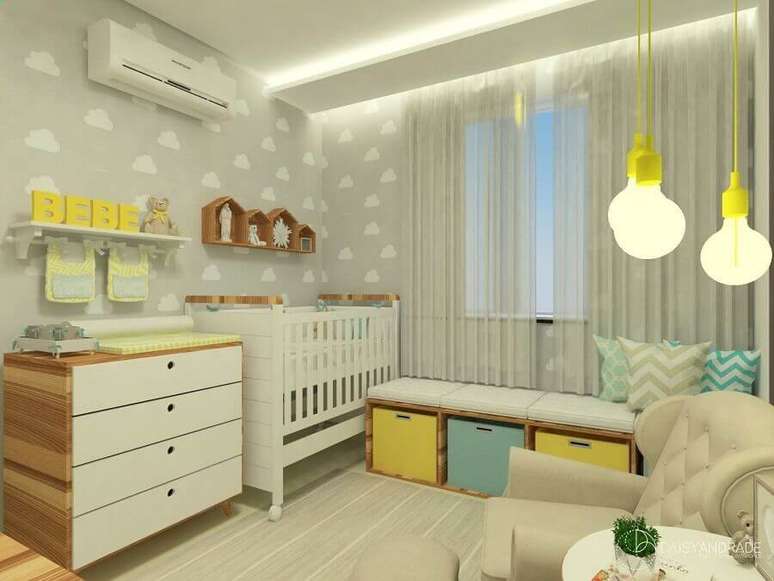 39. Papel de parede tons de cinza com desenhos de nuvens para quarto de bebê decorado com detalhes em amarelo – Foto: Pinterest