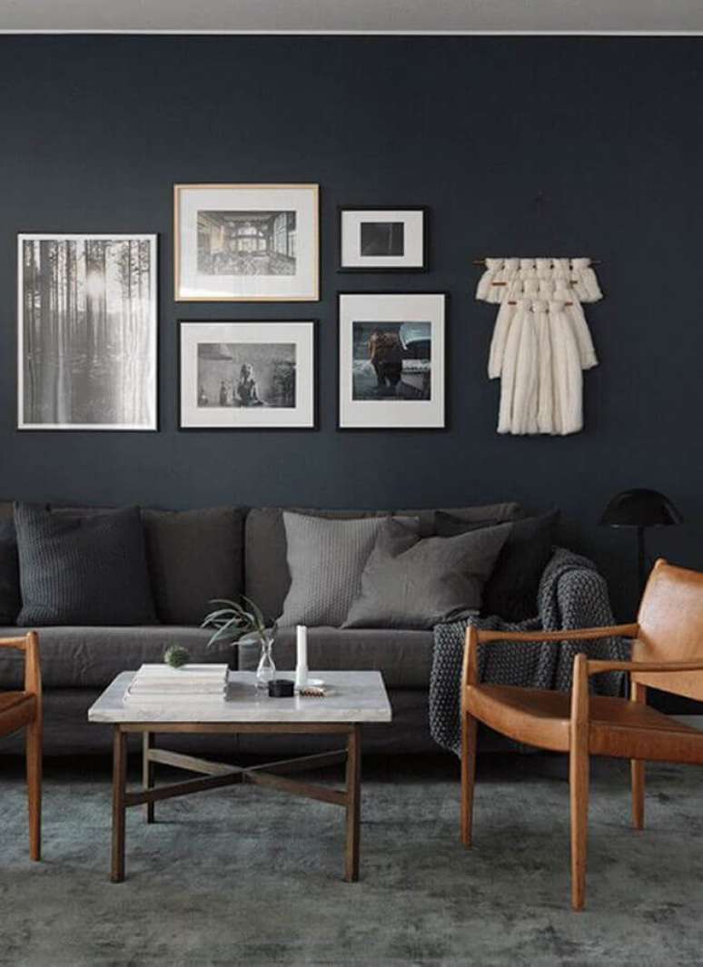 40. Decoração em tons de cinza escuro para sala de estar com poltronas de madeira – Foto: Casa Trés Chic