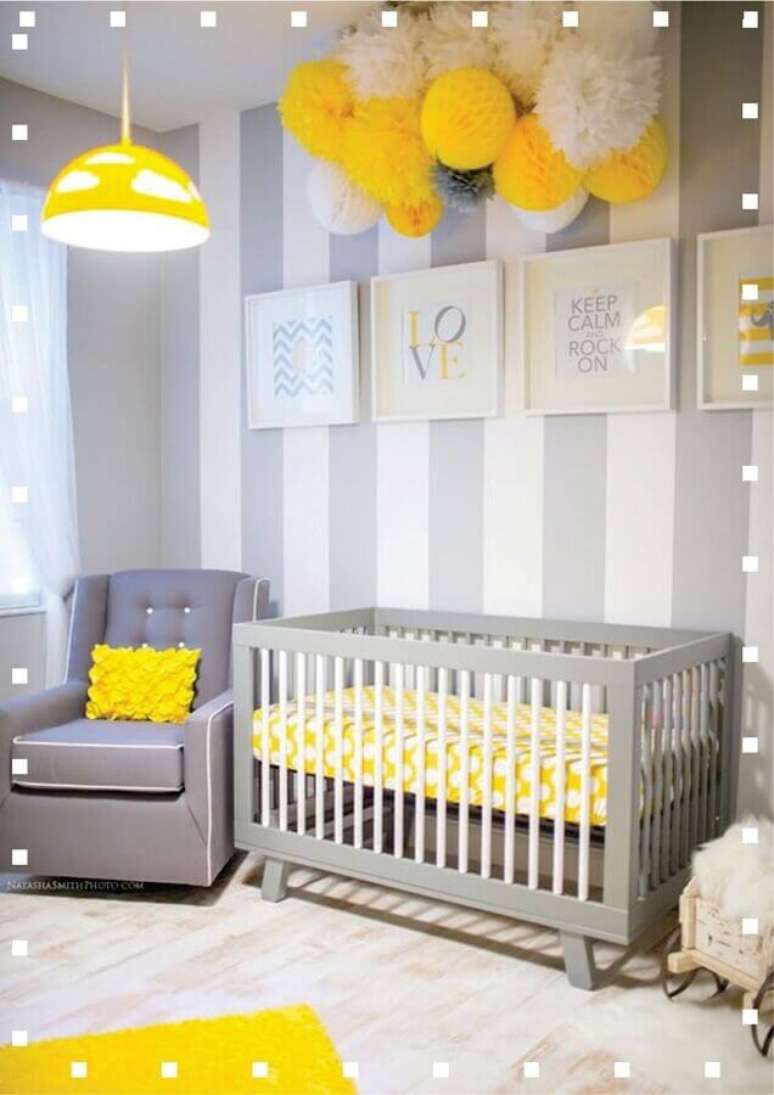 41. Papel de parede tons de cinza e branco para decoração de quarto de bebê com enfeites amarelos – Foto: Mariana Diniz Arquiteta