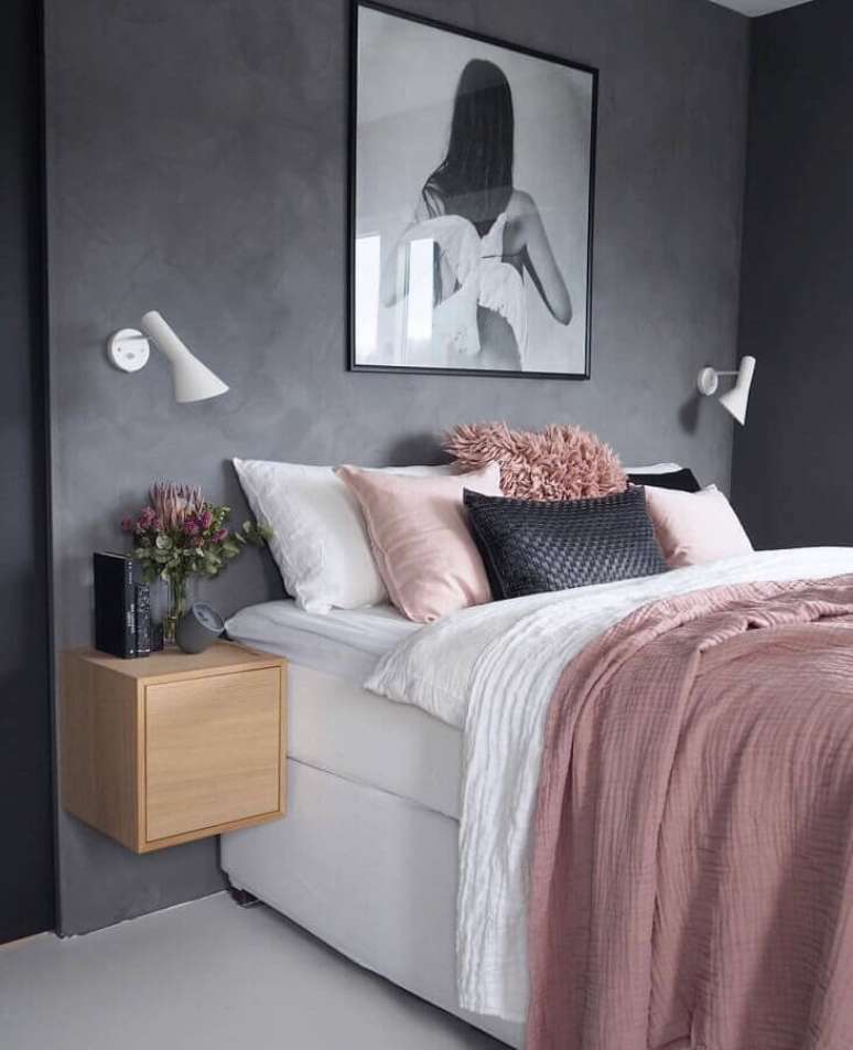 42. Tons de tinta cinza para decoração de quarto feminino moderno com criado mudo suspenso de madeira – Foto: Pinterest