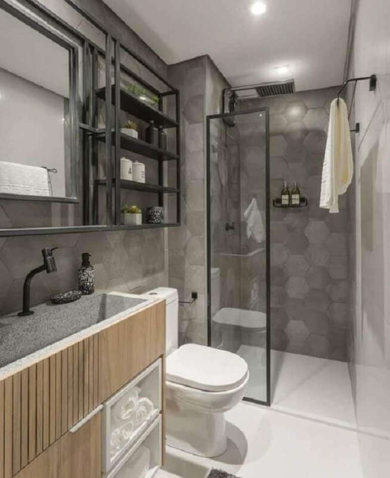 43. Revestimento hexagonal em tons de cinza para parede de banheiro moderno – Foto: Jeito de Casa